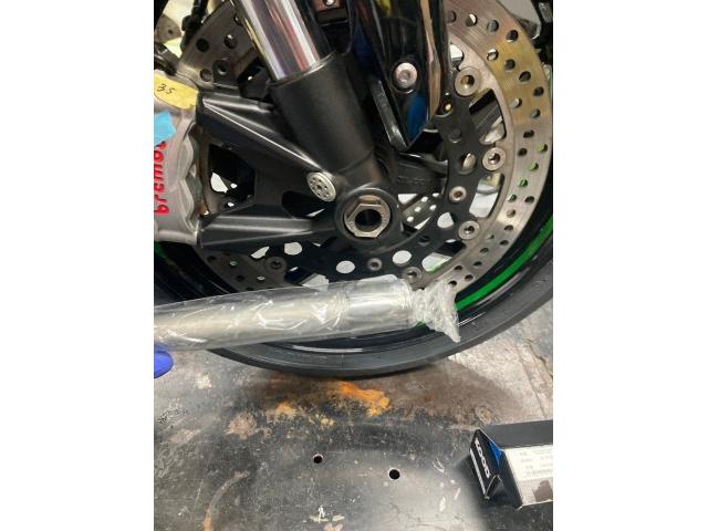そして整備を進めているときに、弊社の在庫でH2が入荷しました!
その際に全てのシャフトがKOODのクロモリシャフトだったので
オーナー様に提案したところ交換のご依頼もいただきました!