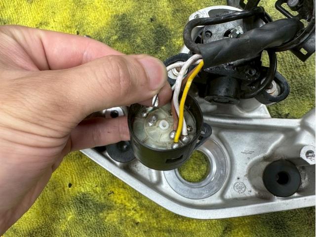 こちらがキーシリンダーはバラシた状態