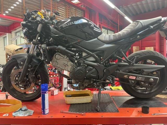 スズキ SV650になります。V型2気筒エンジンとこのフレームが個性的です。。