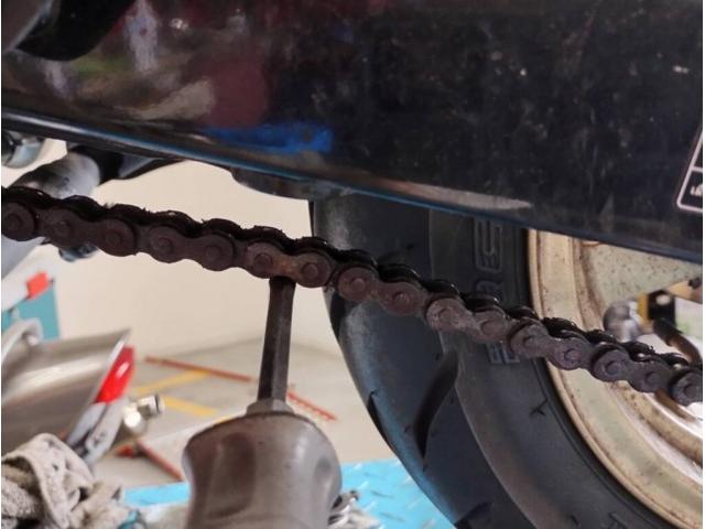 チェーン調整をさせていただきました。ブレーキオイルも前後交換させて頂きました。
マフラーボルト折れましたので、新しいものに交換しております。