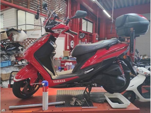 お次はシグナスXSR(SEA5J)のオイル交換を実施しました。