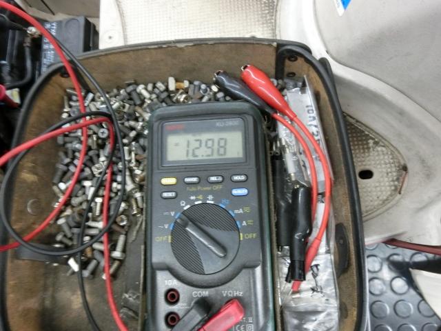 12.98Vあるのでこれが正常です。
