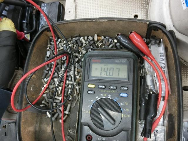 電圧14Vで正常ですね