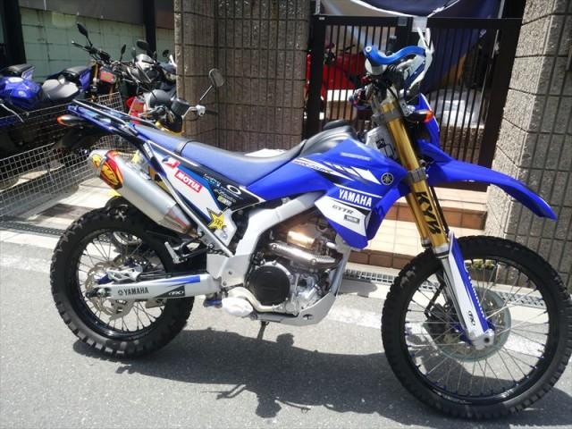 ヤマハ WR250シリーズ ブレーキペダル高さ対策のパーツ Factory icu製ブレーキホルダーアップキットステー ￥７７００－(税込み）  頭文字Yさん取り付け作業｜バイクの整備・メンテナンス・修理なら【グーバイク】