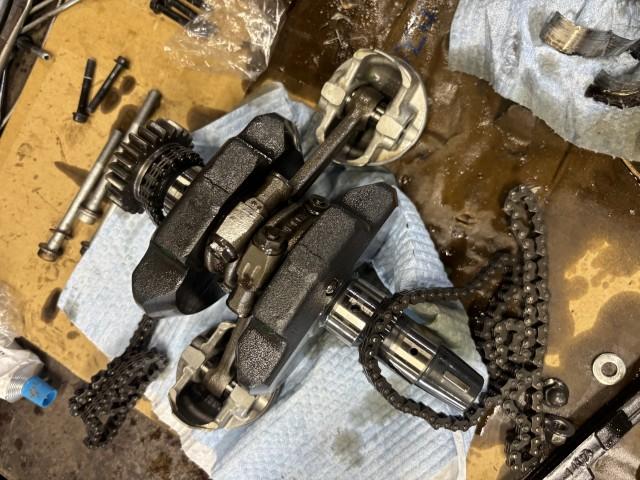 新品のコンロッドメタルを取り付け車両に取り付けていきます