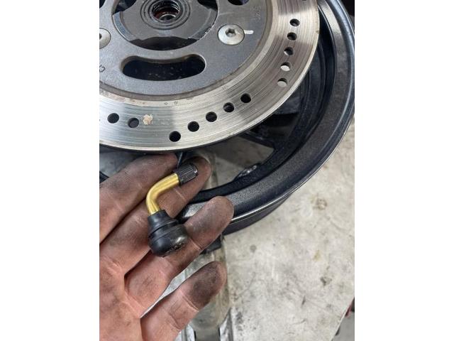 バイクチューブレスバルブ交換L字