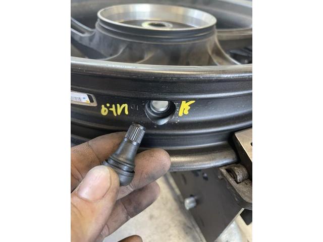 バイク チューブレスバルブ交換
