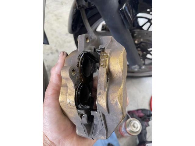 ホンダ CB400SF NC42 キャリパー分解洗浄グリスアップ ブレーキパッド 神戸市西区