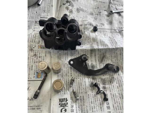 ホンダ PCX125 JF28 フロントキャリパー分解洗浄