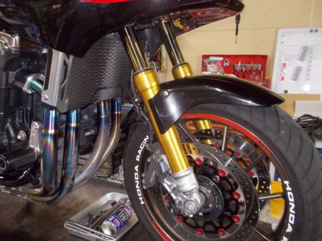 フロントはこんな感じ。’14〜用はキャリパーサポートに車速センサーが付きます。