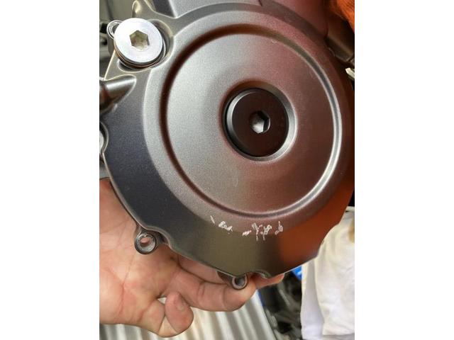 GSX-8R エンジン左側ジェネレーターカバーに傷が入っておりますので新品カバーに交換作業です。