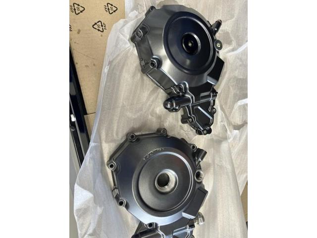左が傷の入ったカバーで右が新品になります