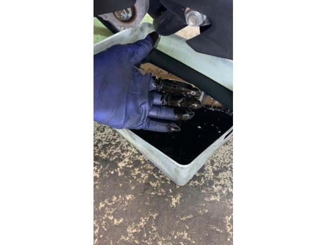 新車購入から2000km走ったオイルです!粘度確認で触ってましたが手袋に穴があいててヌルヌルになりました^^;笑