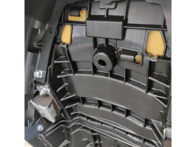 シートの裏です! 真ん中のゴムと爪をカットしてるのがわかりますかね