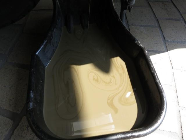 乳化したエンジンオイル。コーヒー牛乳みたいですが飲んではいけません
