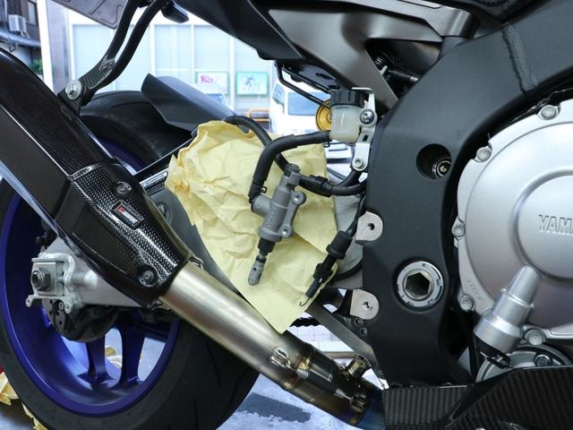 ヤマハ YZF-R1M バックステップ装着 ストライカー カラーオーダー