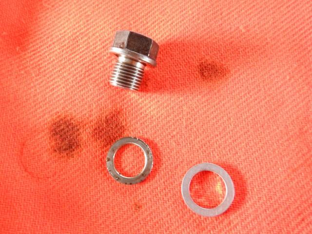 このGN1252Fドレンボルトワッシャには(スチール)を使用しています。再使用可能ですがつぶれてくるとわかりません。よって新品ドレンパッキン(アルミ製)に交換します。