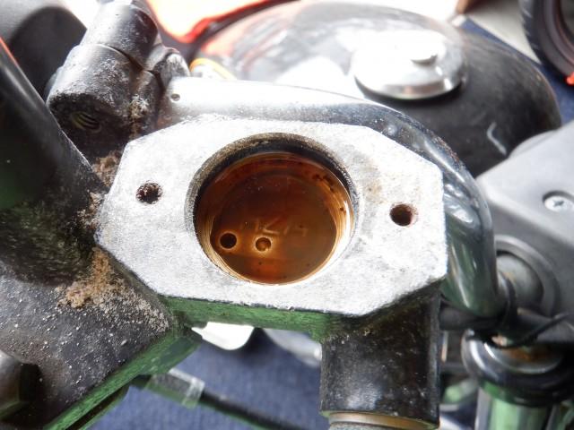 フルード交換後にマスターシリンダーキャップを装着しようとしましたが片方のボルトが最後まで入りません。どうも錆びていた為でボルト先端部に抵抗を感じるので無理に締め込まないで分解して掃除することにしました。