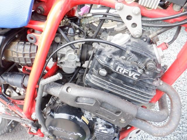 何とか装着、プラグ交換後にキック数回。何とかエンジン始動しました。鋭い吹きあがりとパワー感がイイですね。