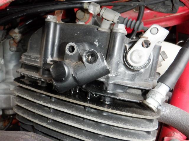 次はよくあるシリンダー部からのオイル漏れ。ひどい車両だとエキゾースト部までオイルがにじんでいることがあります。ほとんどこのタコメーターワイヤー取り出し部のOリング劣化が原因のひとつ。