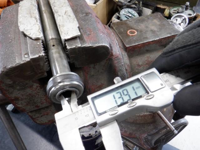 フリーピストン部の回り止めには専用工具が必要です、スコルパは内径14mm足らずなので汎用品工具で「押さえ」が効きます。
