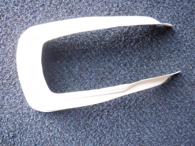 余分なところをCUTしてFフェンダーに合わせていきます。