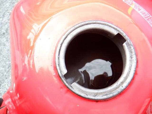 フェルコック掃除の際に異常はありませんまでしたが、、、ガソリン満タンテストになります。経年した燃料タンクは驚きの「アッ!」ということが稀にある為、「絶対」欠かせない点検項目です。