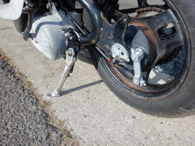 イイ感じでバイクを支えています。軽量化を進める為に重たいメインスタンドを外すことが出来ました。