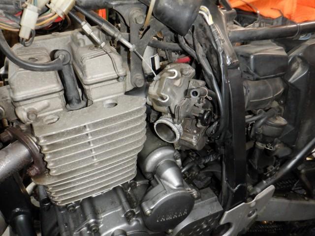 キャブレターを車体から取り外します。