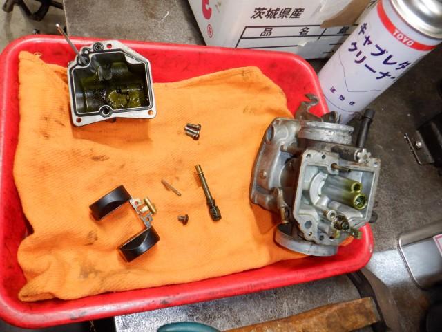使用できるパーツやキャブレター本体の通路はクリーナーにて根気よく汚れを落としていきます。