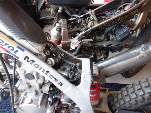 手前のバイクに後方の部品を使い「スパークプラグ」をセット。キックして火花が出ることを確認後にキックスタートすること数十回以上。復活の狼煙を上げてくれました。昨日のコタ4RTもそうですが何処かに不具合があるとすべての回路(燃料系統、電気系統)が正常復活しても始動にてこずる?感じです。