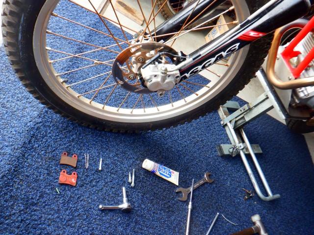 Fブレーキパッド残量は十分あります、ピストン周りの掃除となります。