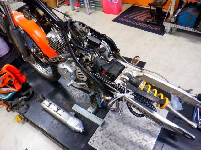 車体からRブレーキシステムを取り外し「マスターシリンダー」を交換するにはスイングアーム取り外します。