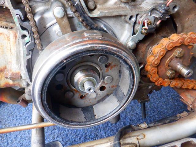 フライホイルの締め付けナットが装着されてないようです?