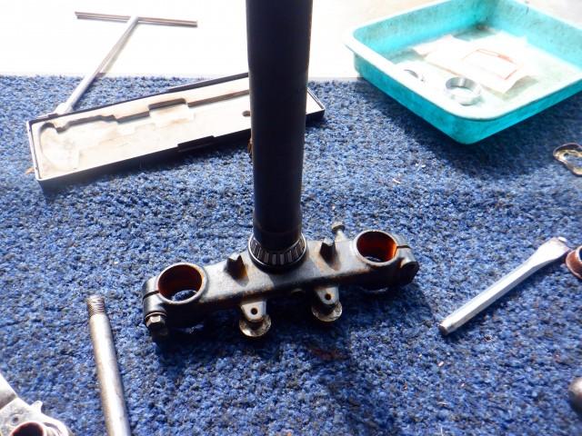 特殊工具にてベアリング圧入します。