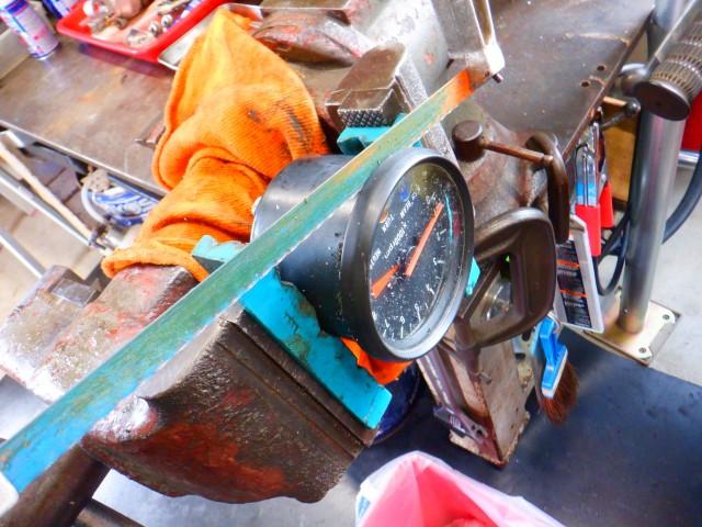 プラスチック製品なのでハンドソーにて万力で軽く押さえておきメーター本体を回転されながら少しずつ切っていきます。切る前に上蓋と本体に3か所くらい目印をつけておき接着する際の「合わせ面」とします