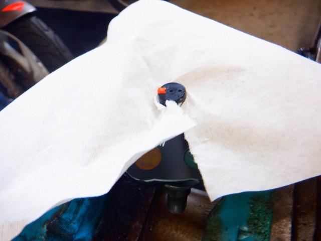 ペーパーで養生して指針が折損して残っている「プラスチック」部分を取り除いていきます。