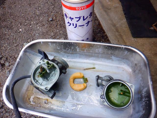 まずはエンジン始動に必要な部品交換と掃除から進めます。