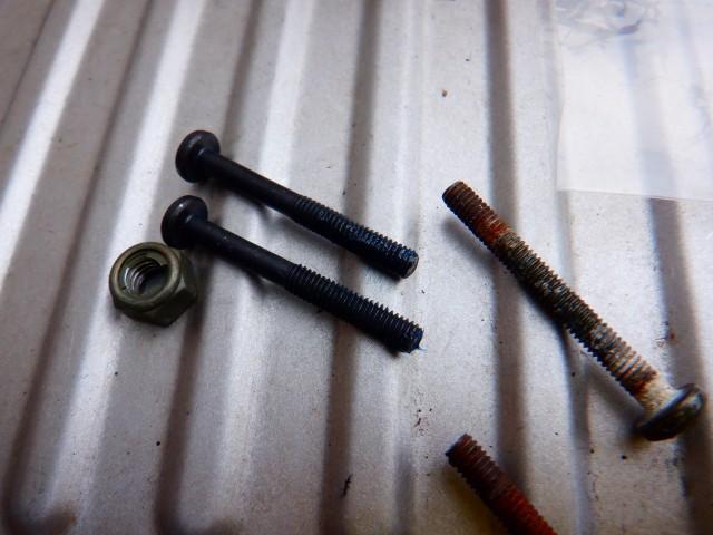 あまり使いたくないですが経験上ボルト先端部に少量グリス塗布すると錆止め効果あります。
ボルトで締めるのではなくPKで締める感覚でキャップをするのが重要です。