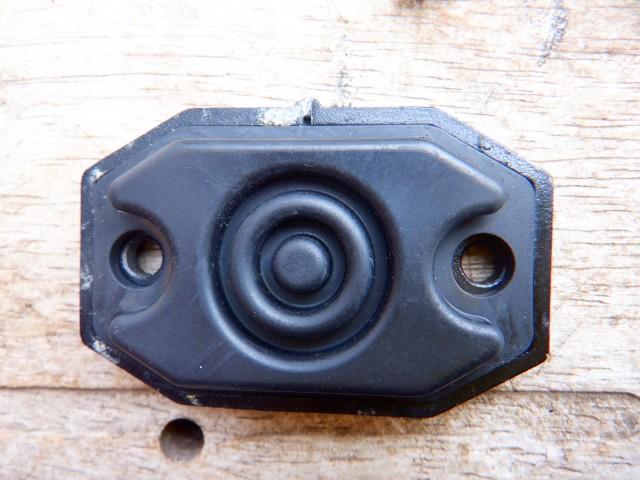 新品のタンクキャップPK。大事なのは上部の「息抜き穴」
ここがふさがっているとブレーキ液面のリザーブタンク内への戻り不良となるので要点検箇所です。