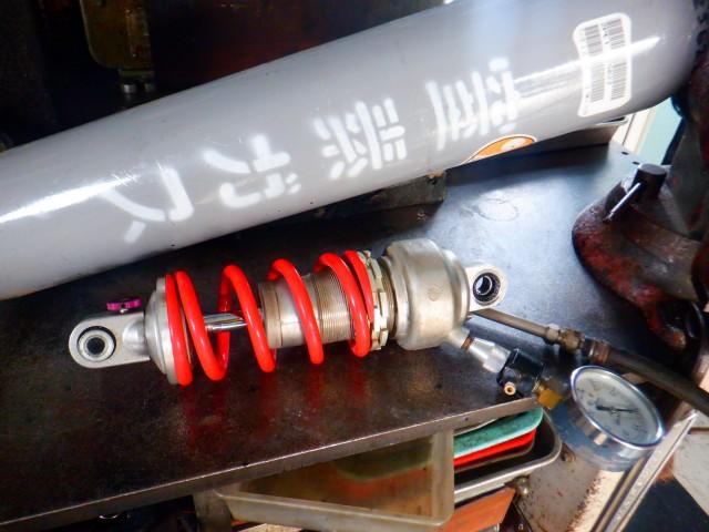 規定値の圧力を保っているかを見ます。専用工具にて圧力調整しました。