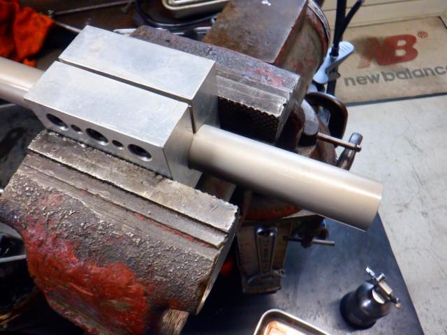 フォークダンパーを挟む込む特殊工具が必要です。