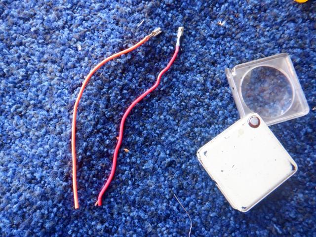 カラーは多少違いますがカプラ部分が同じなのでそのまま使用できるので元の配線コードと入れ替えます。