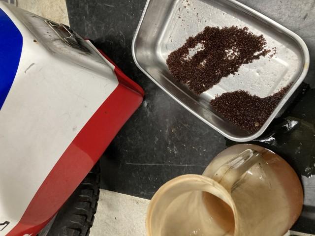 何やら錆ではない似たような物体が大量に出てきます。