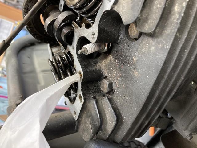 シリンダーヘッド部のねじ部オイルはふき取っておきます。組付けた際にオイルがにじんできて勘違いを起こしたりします。