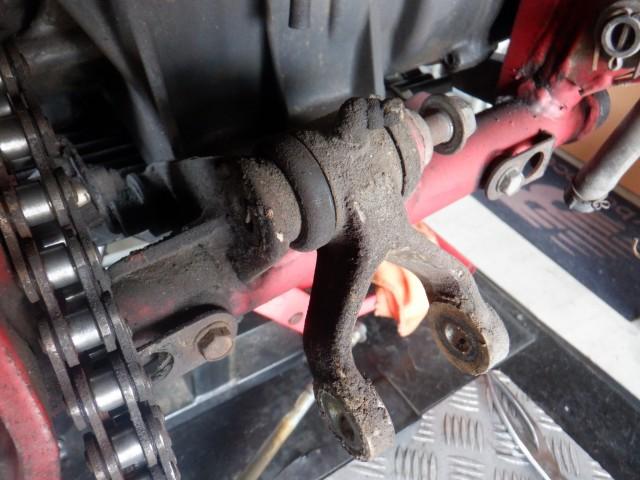 U字型リング部のナットが外れていました。分解前のサスペンション作動性が良く感じていましたが「錯覚」でしたね。
