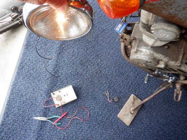 そしてヘッドライトが微妙に「暗い」ので点検するとレギュレターが社外品装着されてました。
純正品があったので交換すると正常に「明るく」なりました。