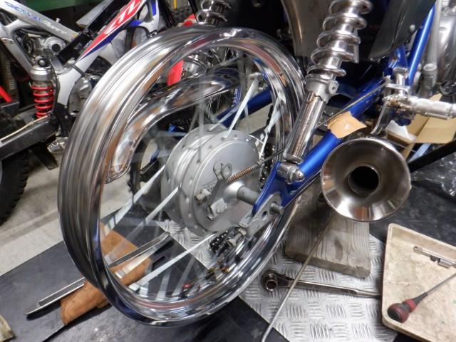 あらかじめスイングアームにホイル位置を決めていたので
車体取り付けて振れ調整します。