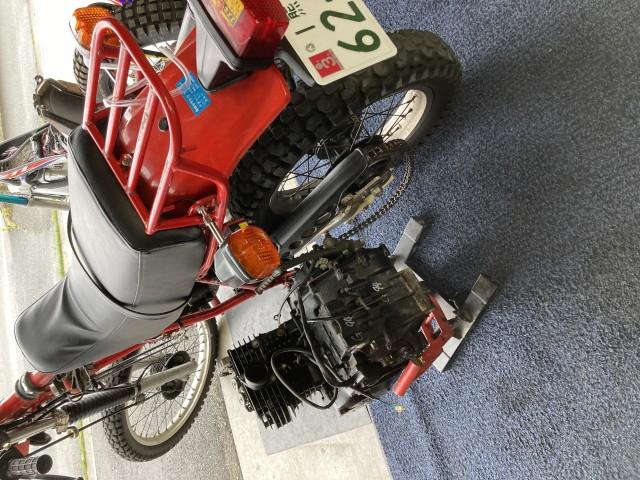 正確を期するためにエンジン降ろしての作業です。その間にFタイヤ交換です。