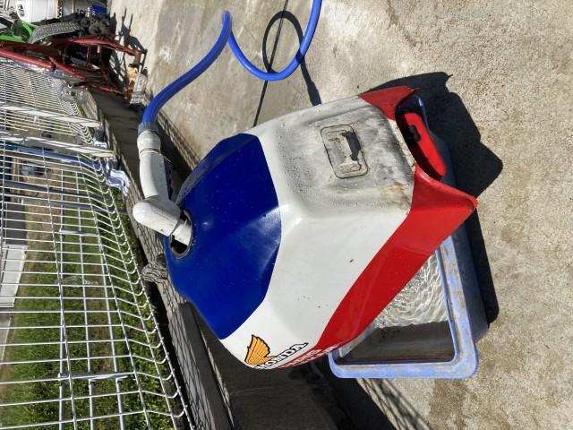 水洗いで中の錆を浮かせて取り除きます。